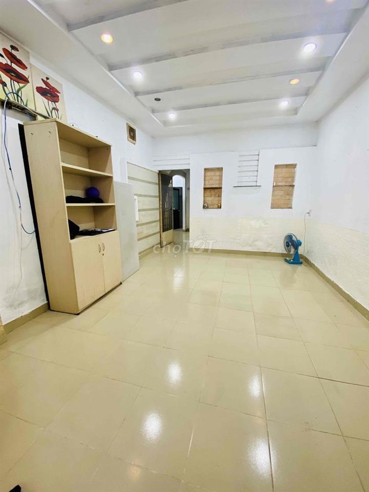 🍒 Cho thuê nhà trệt 80m2 có cổng sân, 5’ tới Q1