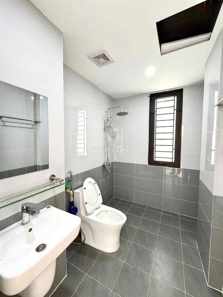 HOT!!!!!! NHÀ MỚI BAN CÔNG THOÁNG SÁNG NỘI THẤT ĐẦY ĐỦ OTO ĐỖ CỬA