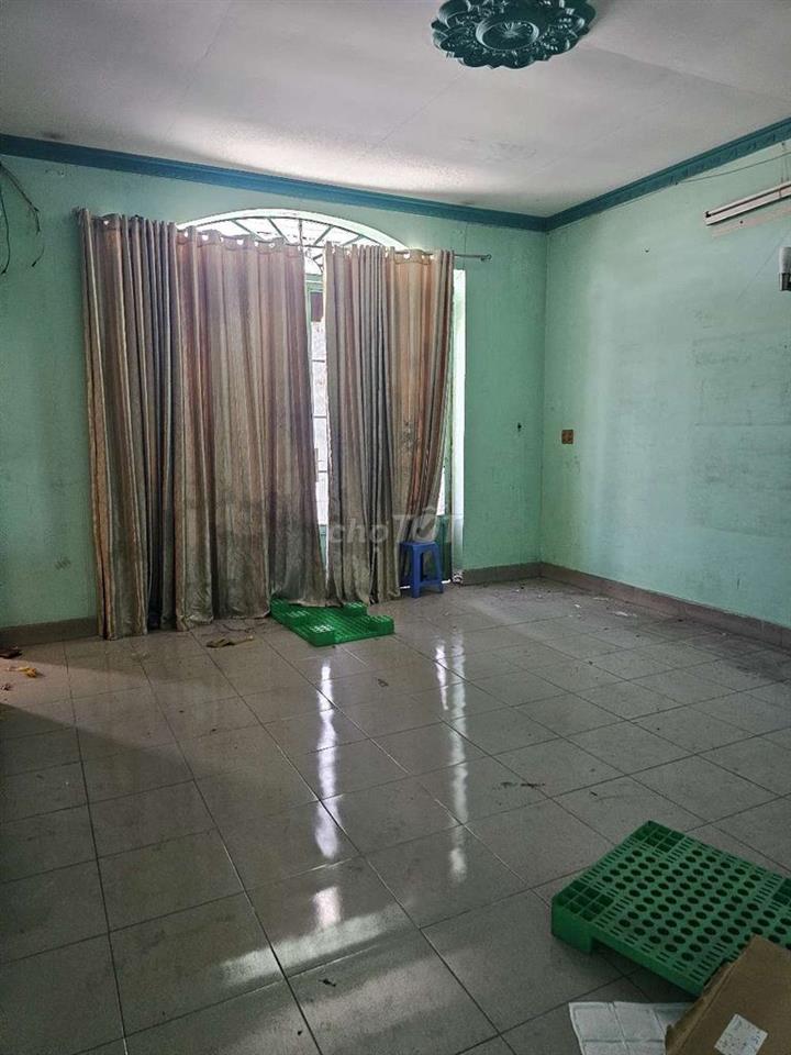 Nhà cấp 4 có lửng , vừa ở vừa kinh doanh.