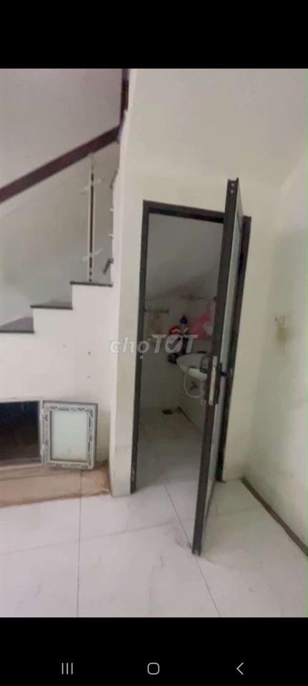 Trống tầng 1 nhà ở 374 Âu Cơ