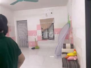 Trống tầng 1 nhà ở 374 Âu Cơ