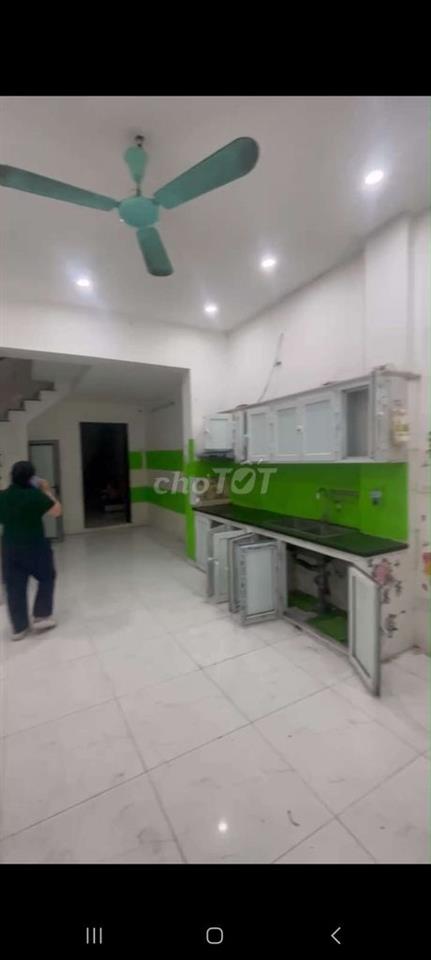 Trống tầng 1 nhà ở 374 Âu Cơ