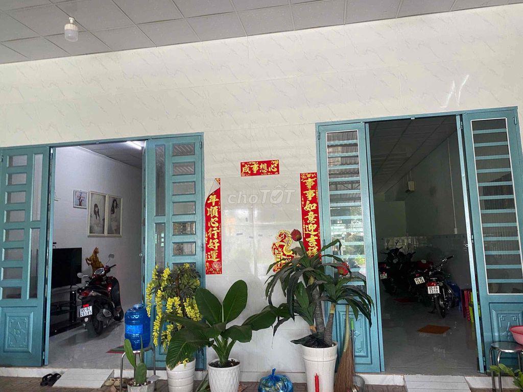 bán 2 căn nhà cấp 4 liền kề mặt tiền 8m thổ cư