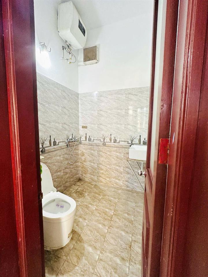 Phòng đủ đồ vs khép kín, cửa sổ thoáng, mặt phố Thụy Khuê 3.9 triệu