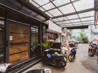 Mặt bằng đối diện New World, Khu vực khách Tây