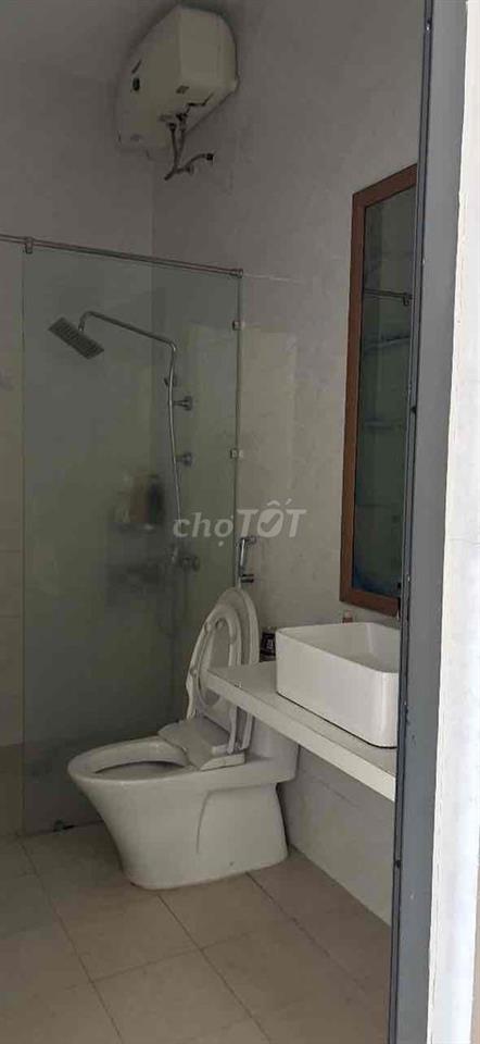 Phòng trong nhà nguyên căn bến xe, 16m2 đủ nội thất, điều hoà