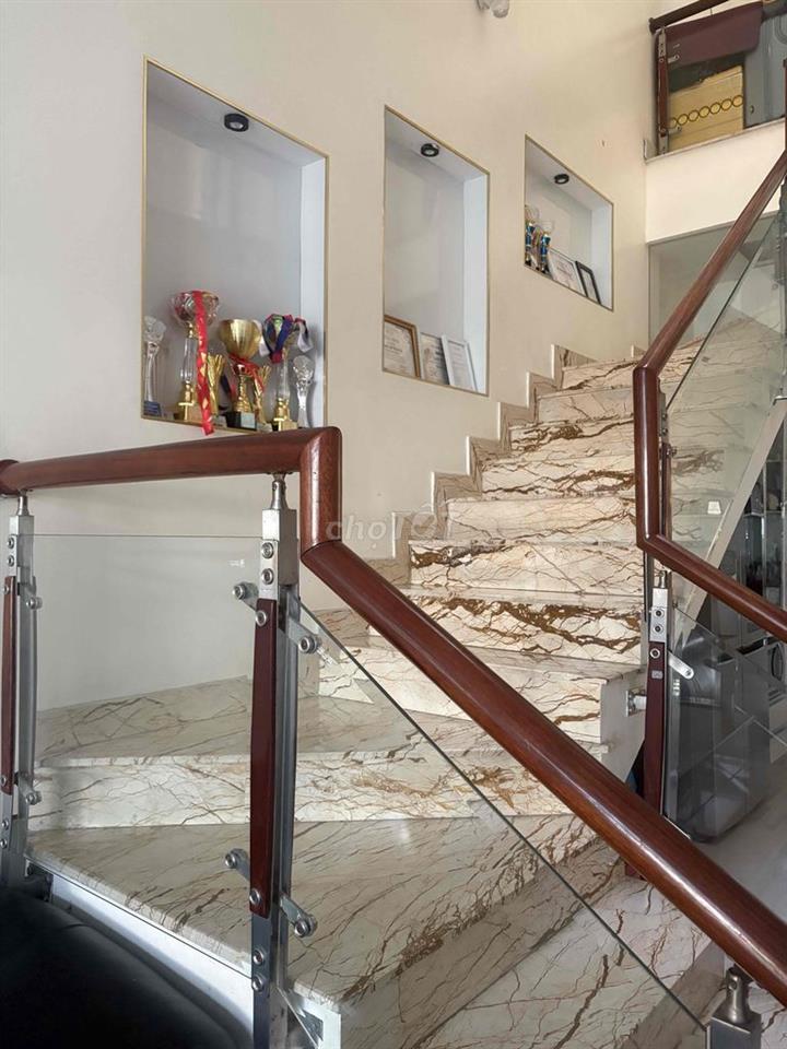 BÁN NHÀ 3 TẦNG ĐẸP 108M² – ĐỐI DIỆN TRƯỜNG HỌC, CÔNG VIÊN – GIÁ 7,9 TỶ