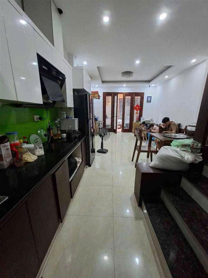 Cô Lan cán bộ về hưu gửi bán nhà trung tâm Thạch Bàn, Long Biên dưới 6.6 tỷ. DT 40m2
