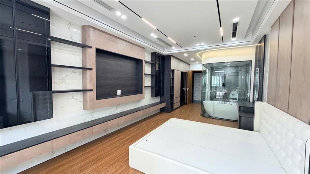 Bán nhà mặt phố Trạm, Long Biên. Dưới 13,2 tỷ. Thang máy 60m2 x 7T. Vỉa hè 3m