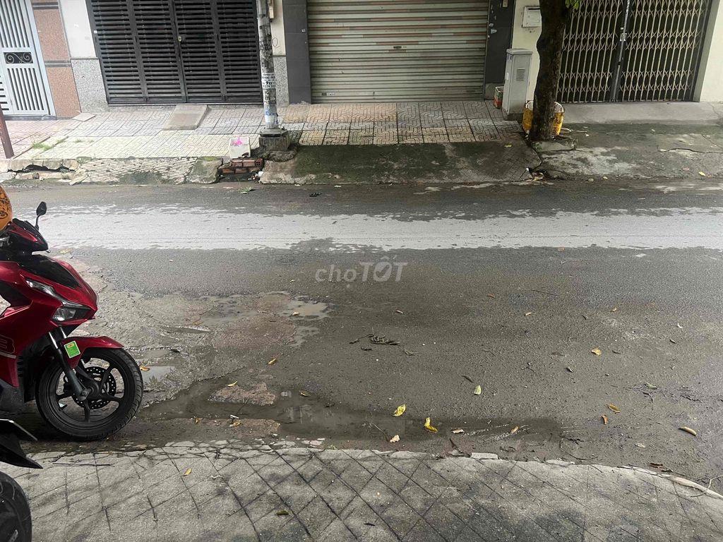 Cho thuê phòng có ban công , WC , máy lạnh