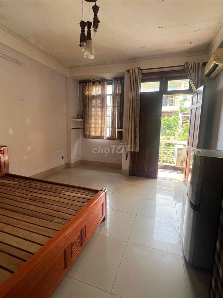 Cho thuê phòng có ban công , WC , máy lạnh