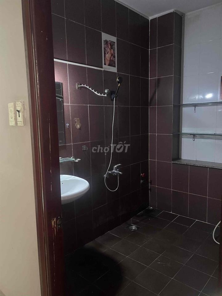 Cho thuê phòng có ban công , WC , máy lạnh