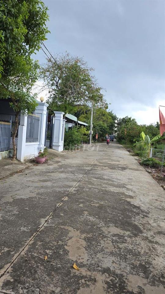 Cần bán lô đất ngay chợ 430tr bao sổ