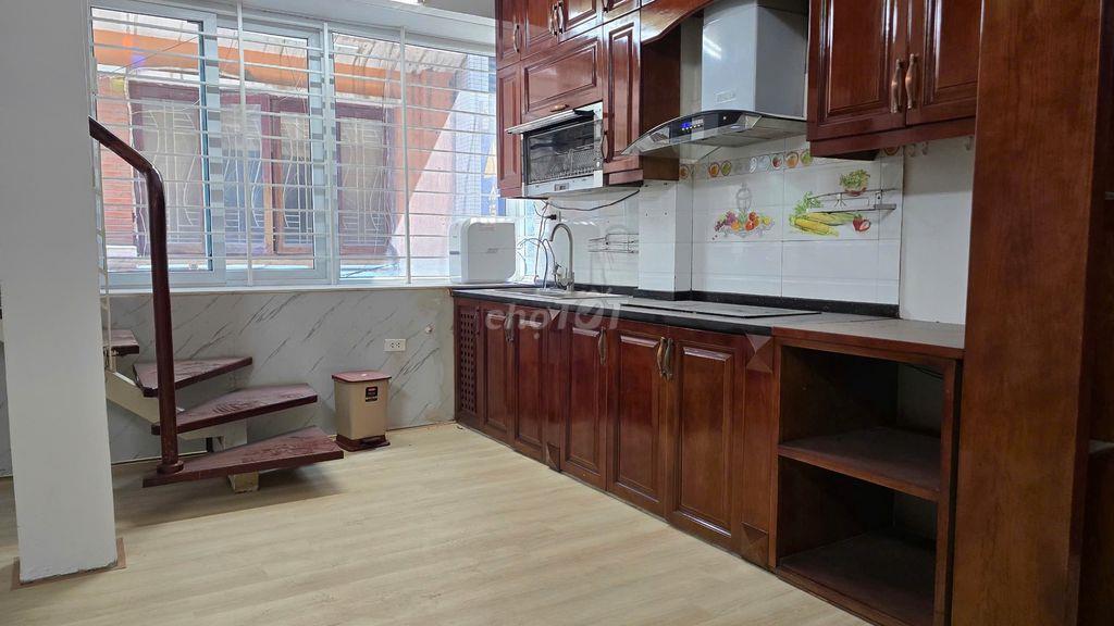 Cho thuê nhà 6 tầng vừa kinh doanh vừa cho thuê phòng ở trên được