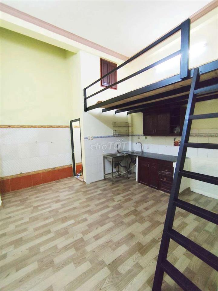 Phòng trệt, có gác rộng gần sân bay