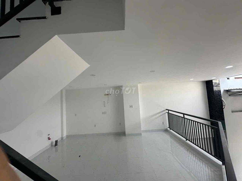 nhà mới xây 100% 2 mặt tiền trước sau đậu được 2 xe oto trong nhà
