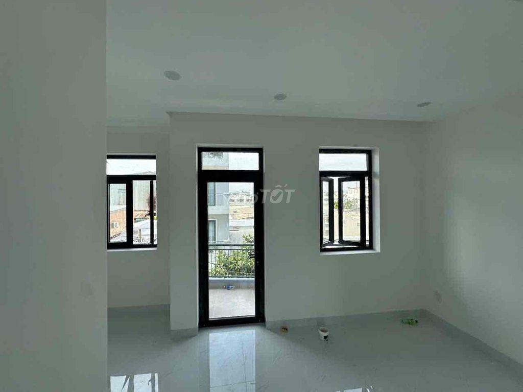 nhà mới xây 100% 2 mặt tiền trước sau đậu được 2 xe oto trong nhà