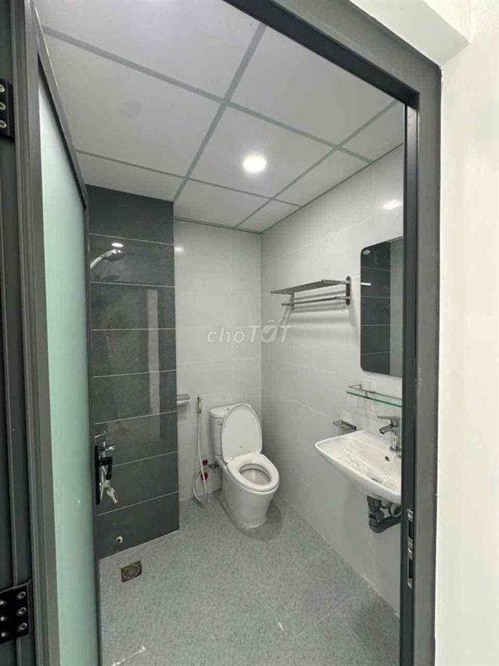 nhà mới xây 100% 2 mặt tiền trước sau đậu được 2 xe oto trong nhà