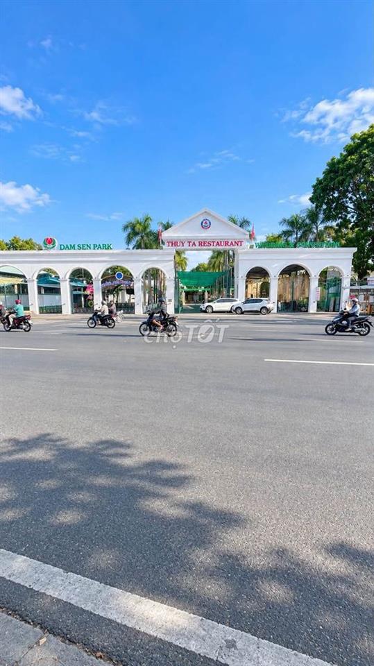 Bán nhà giáp Đầm Sen 80m2 ngang 4.5m đường 10m có lề