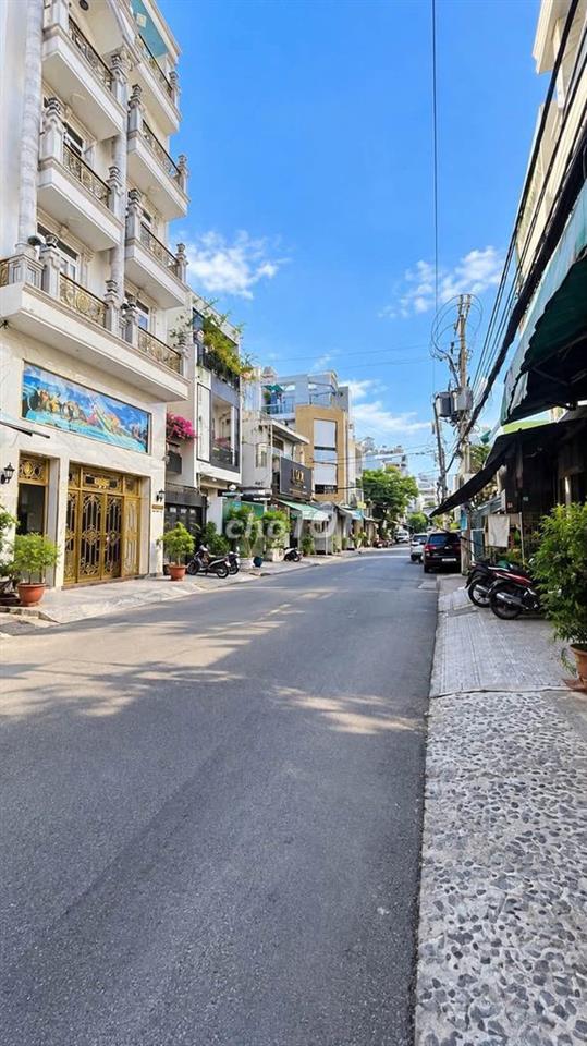 Bán nhà giáp Đầm Sen 80m2 ngang 4.5m đường 10m có lề