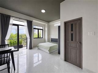 CĂN HỘ MỚI XÂY - BAN CÔNG THOÁNG - KẾ BÊN UEH - FULL NỘI THẤT