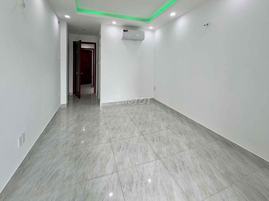 BÁN NHÀ 4 LẦU SÂN THƯỢNG. XE HƠI QUAY ĐẦU TẠI NHÀ. 211/25 HOÀNG HOA TH