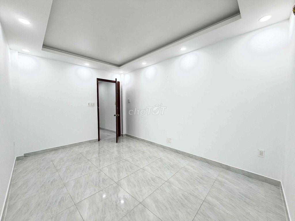 BÁN NHÀ 4 LẦU SÂN THƯỢNG. XE HƠI QUAY ĐẦU TẠI NHÀ. 211/25 HOÀNG HOA TH