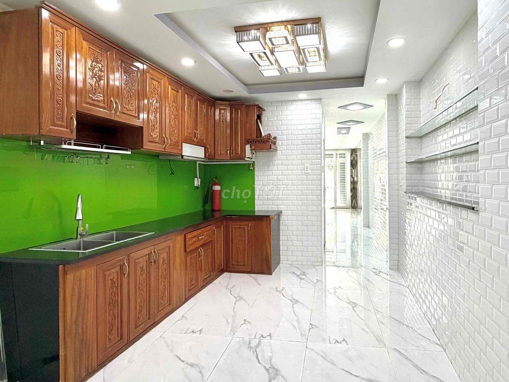 BÁN NHÀ 4 LẦU SÂN THƯỢNG. XE HƠI QUAY ĐẦU TẠI NHÀ. 211/25 HOÀNG HOA TH