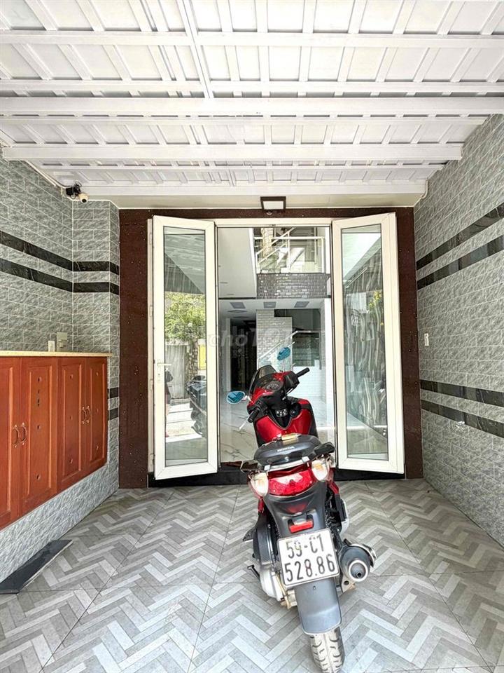 BÁN NHÀ 4 LẦU SÂN THƯỢNG. XE HƠI QUAY ĐẦU TẠI NHÀ. 211/25 HOÀNG HOA TH