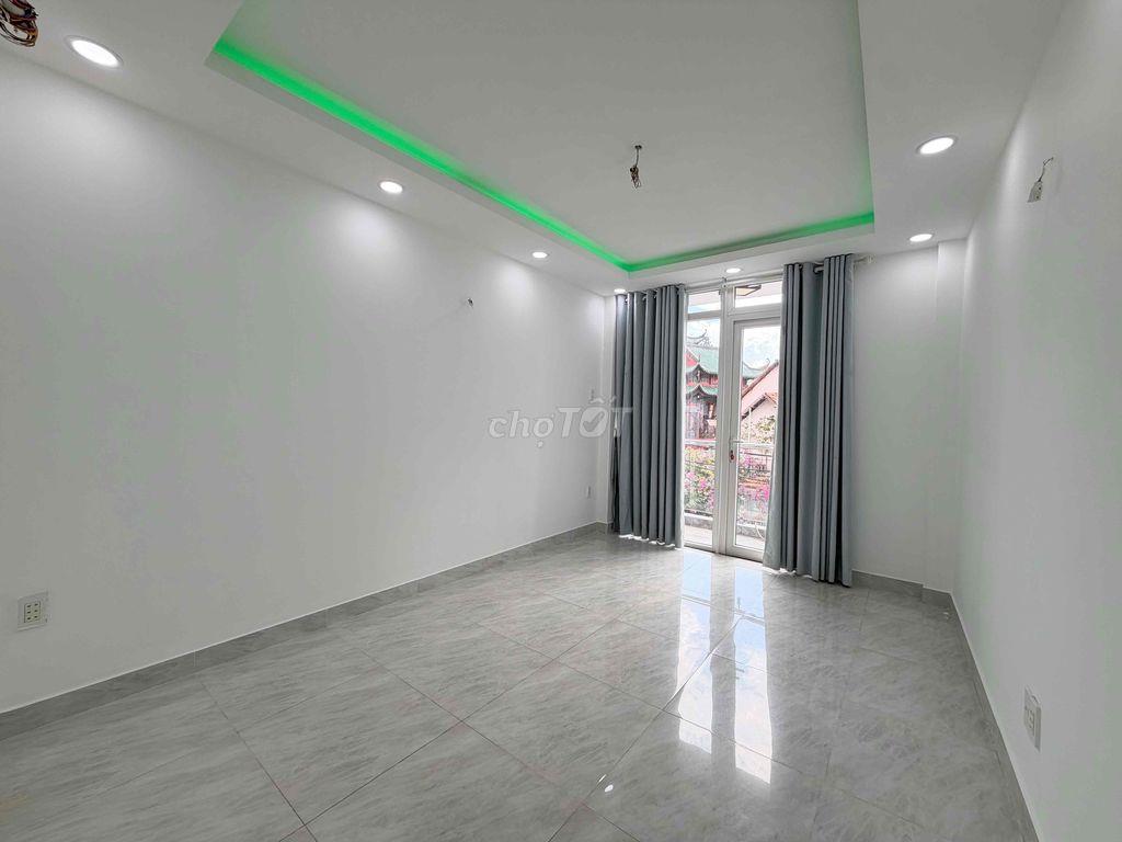 BÁN NHÀ 4 LẦU SÂN THƯỢNG. XE HƠI QUAY ĐẦU TẠI NHÀ. 211/25 HOÀNG HOA TH