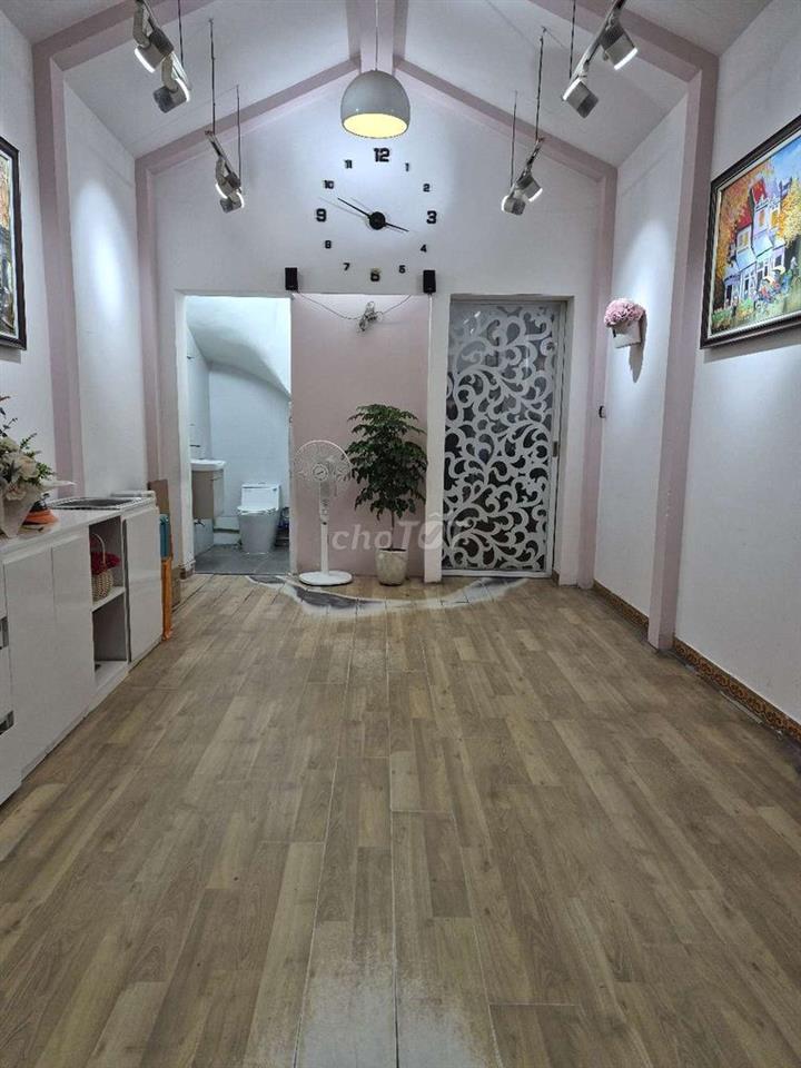 Cho thuê cửa hàng sạch đẹp, khép kín, mặt tiền rộng, ngõ ô tô thông