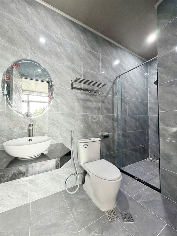 Cách ĐH Tài chính Markrting 15p đi xe, thuận đi q2, 10p tới thủ thiêm