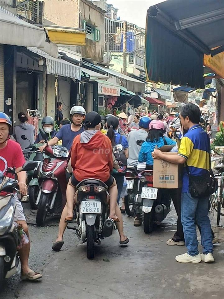 Bán nhà mặt tiền kinh doanh ngay chợ