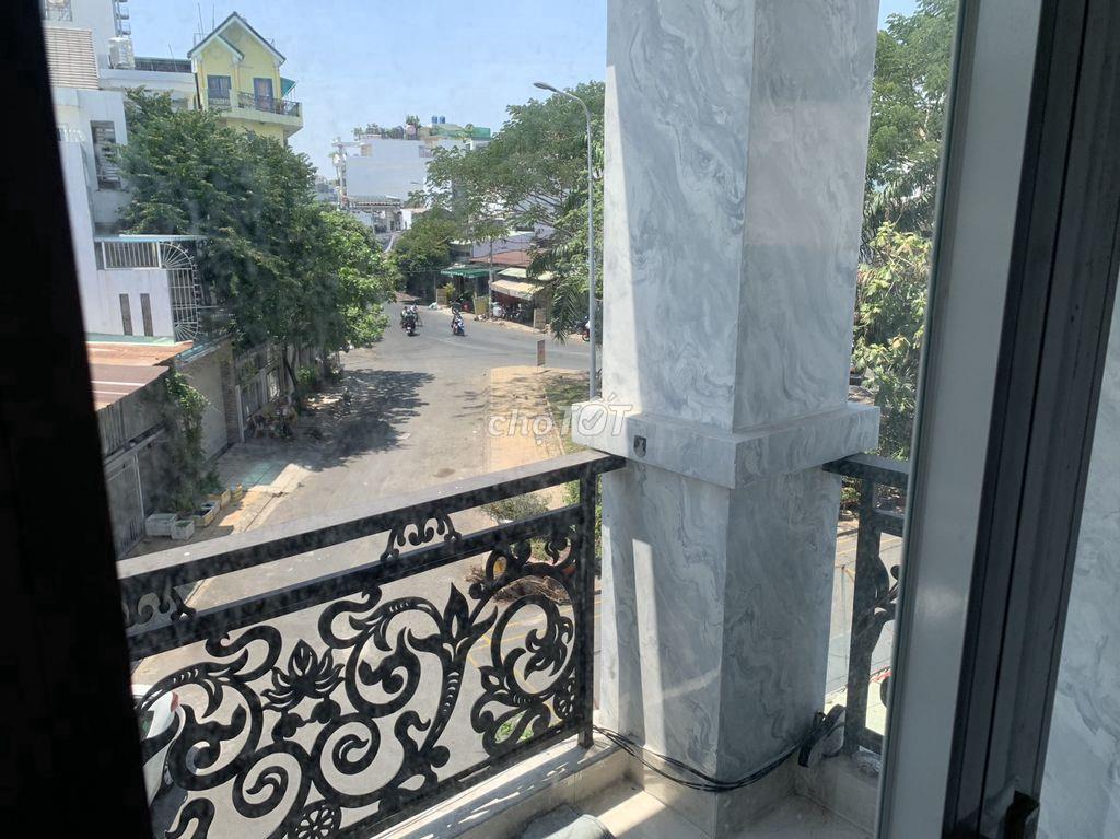 Cho thuê phòng đẹp, trung tâm quận Tân Phú, có chổ đậu xe hơi