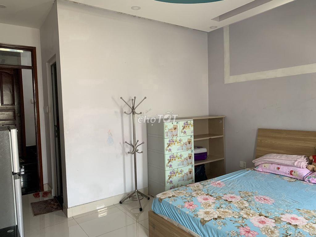 Cho thuê phòng đẹp, trung tâm quận Tân Phú, có chổ đậu xe hơi