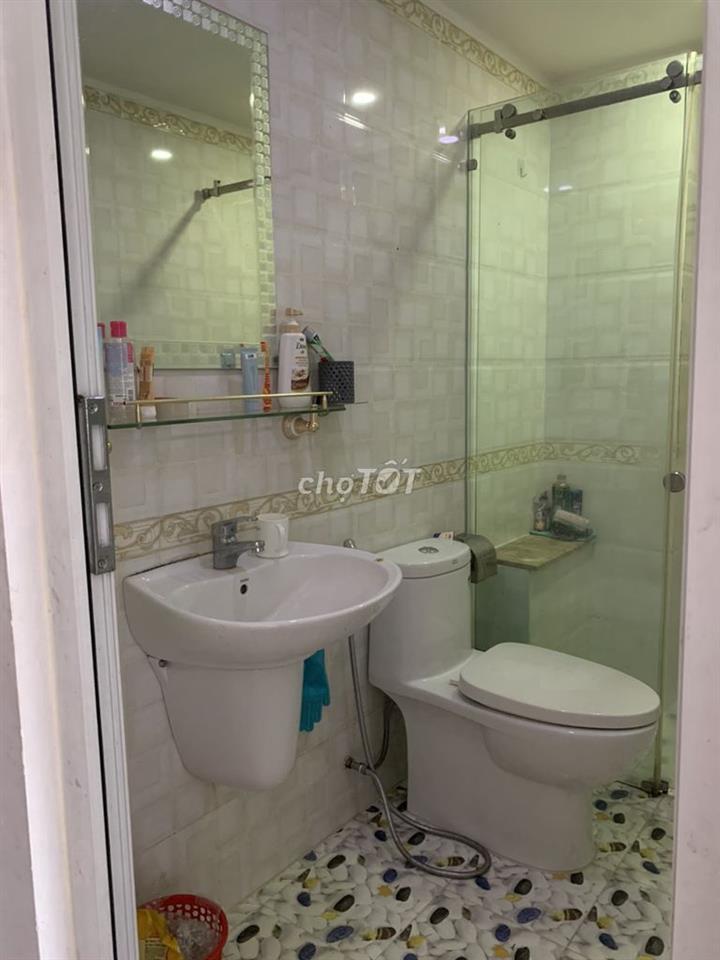 Cho thuê phòng đẹp, trung tâm quận Tân Phú, có chổ đậu xe hơi