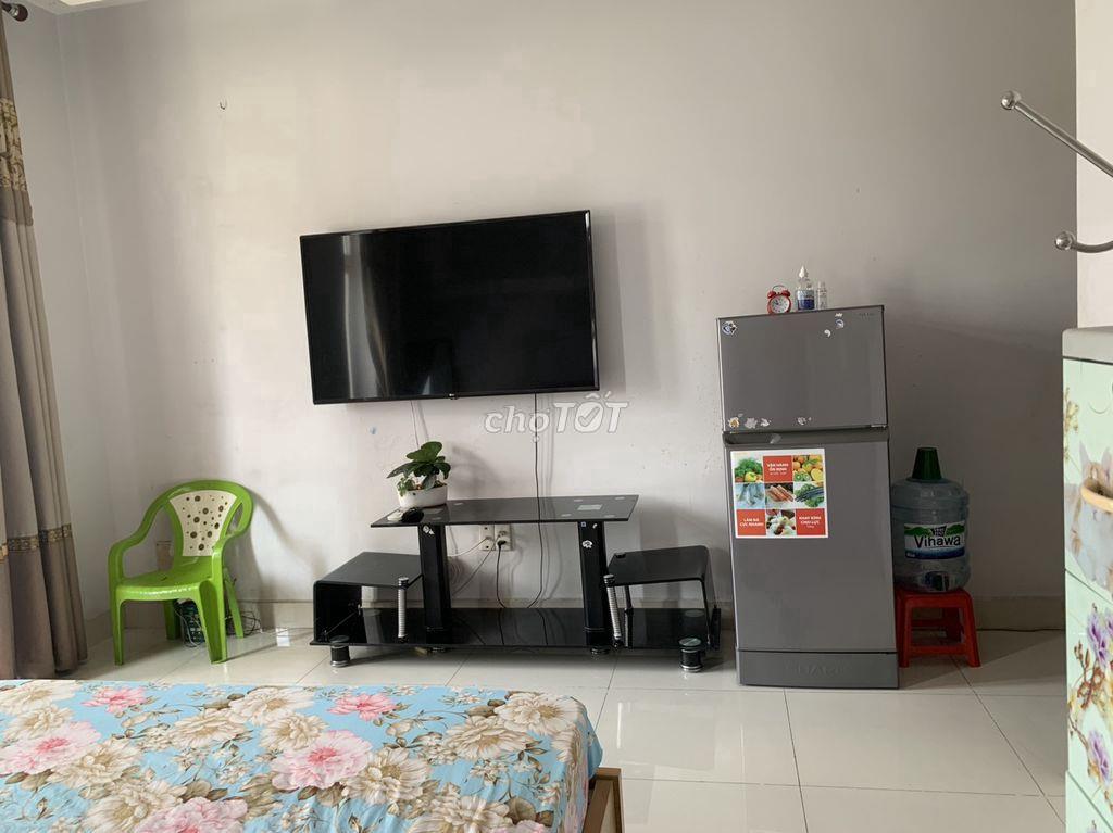 Cho thuê phòng đẹp, trung tâm quận Tân Phú, có chổ đậu xe hơi