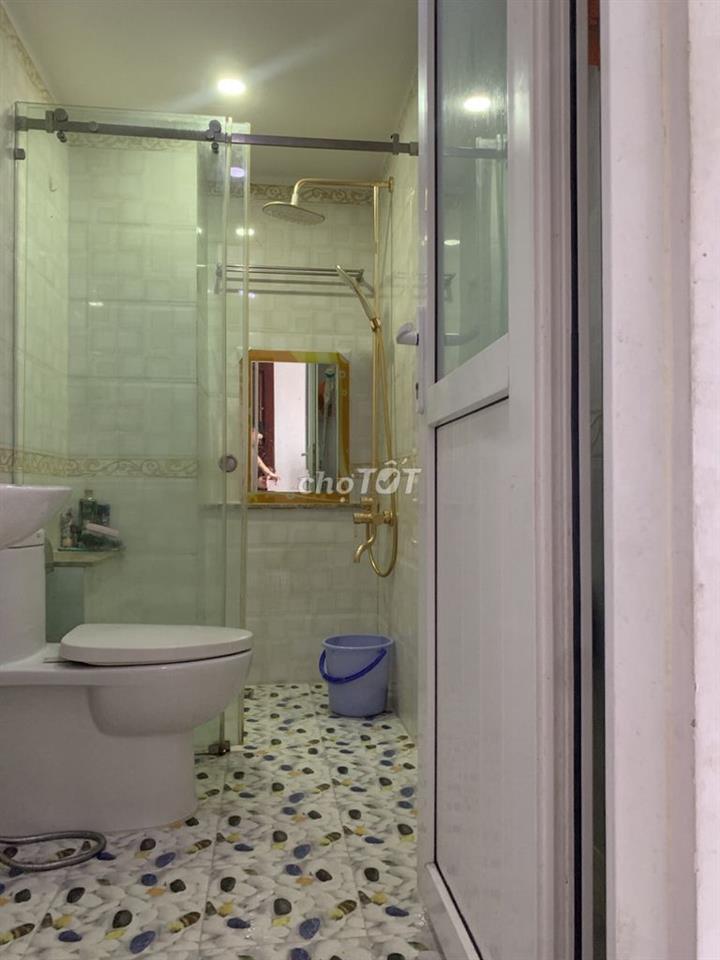 Cho thuê phòng đẹp, trung tâm quận Tân Phú, có chổ đậu xe hơi