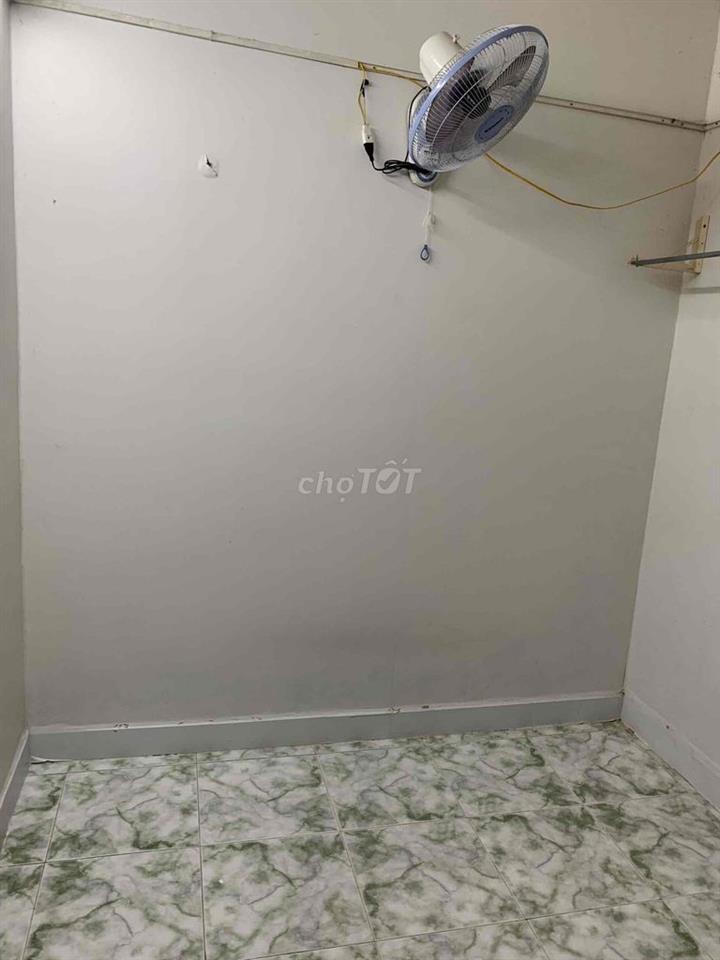 Cho thuê phòng trọ ngay gần ngã tư Phú Nhuận giá chỉ 2,2tr/tháng