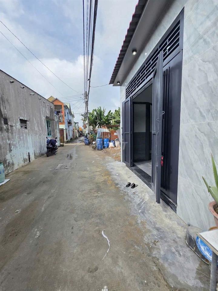 Nhà Dĩ An, đường ô tô, 3 phòng ngủ có phòng thờ,2 nhà vệ sinh