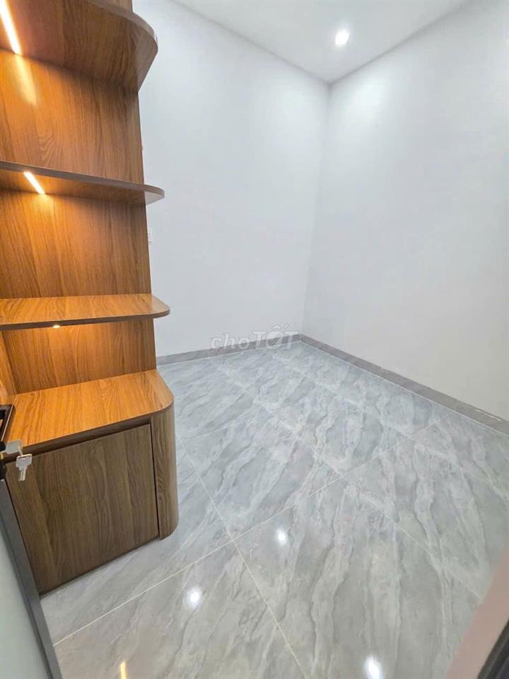 Nhà Dĩ An, đường ô tô, 3 phòng ngủ có phòng thờ,2 nhà vệ sinh