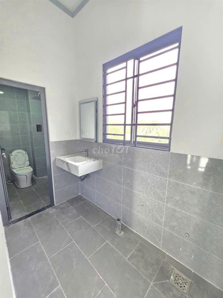 Nhà Dĩ An, đường ô tô, 3 phòng ngủ có phòng thờ,2 nhà vệ sinh
