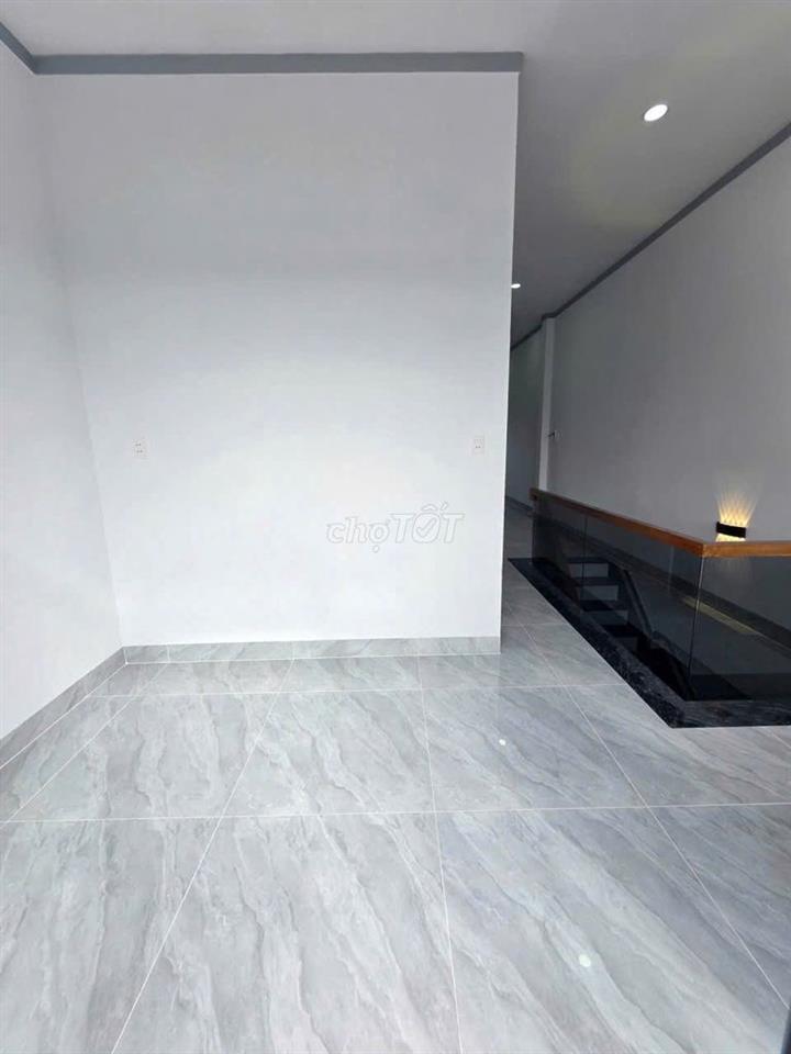 Nhà Dĩ An, đường ô tô, 3 phòng ngủ có phòng thờ,2 nhà vệ sinh