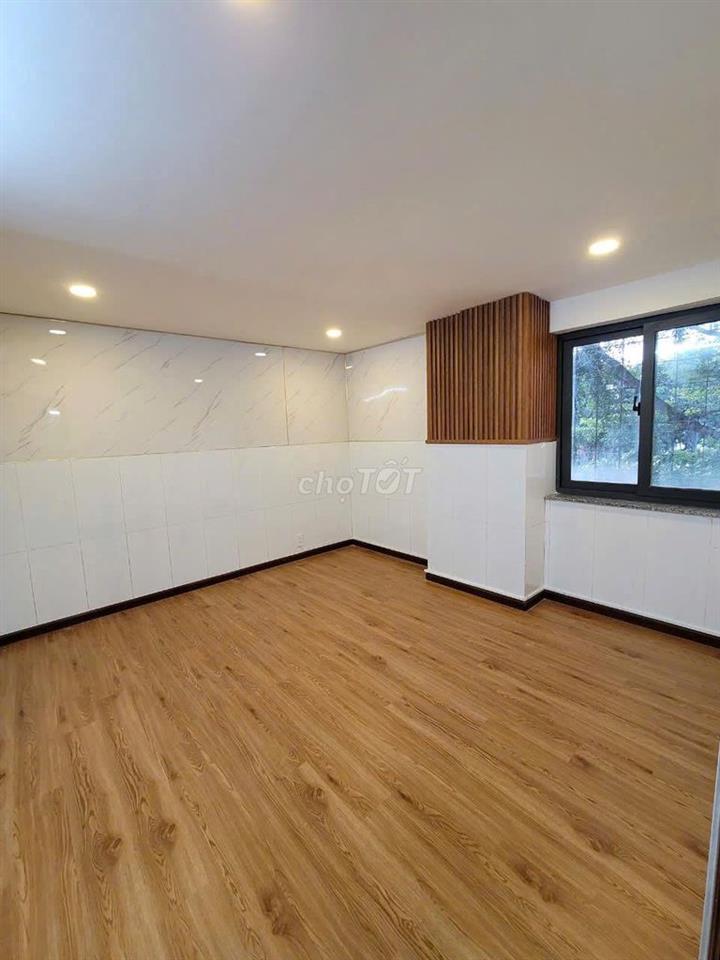 Miếu Nổi 18 tầng - thang máy - Giáp Quận 1