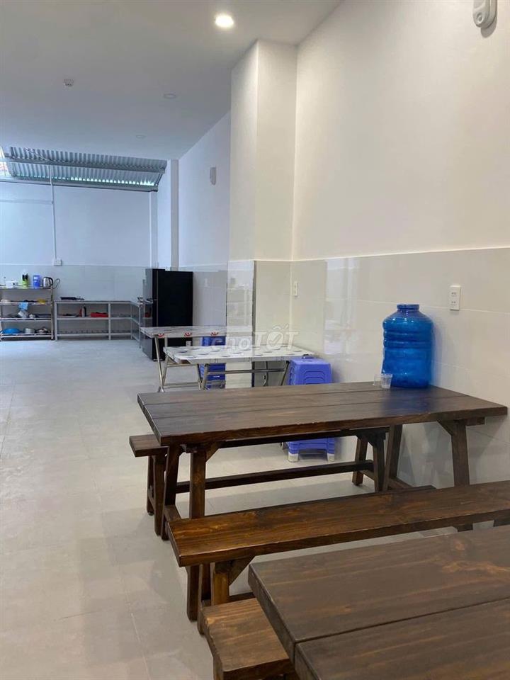 CHDV ngay cổng sau đại học văn lang