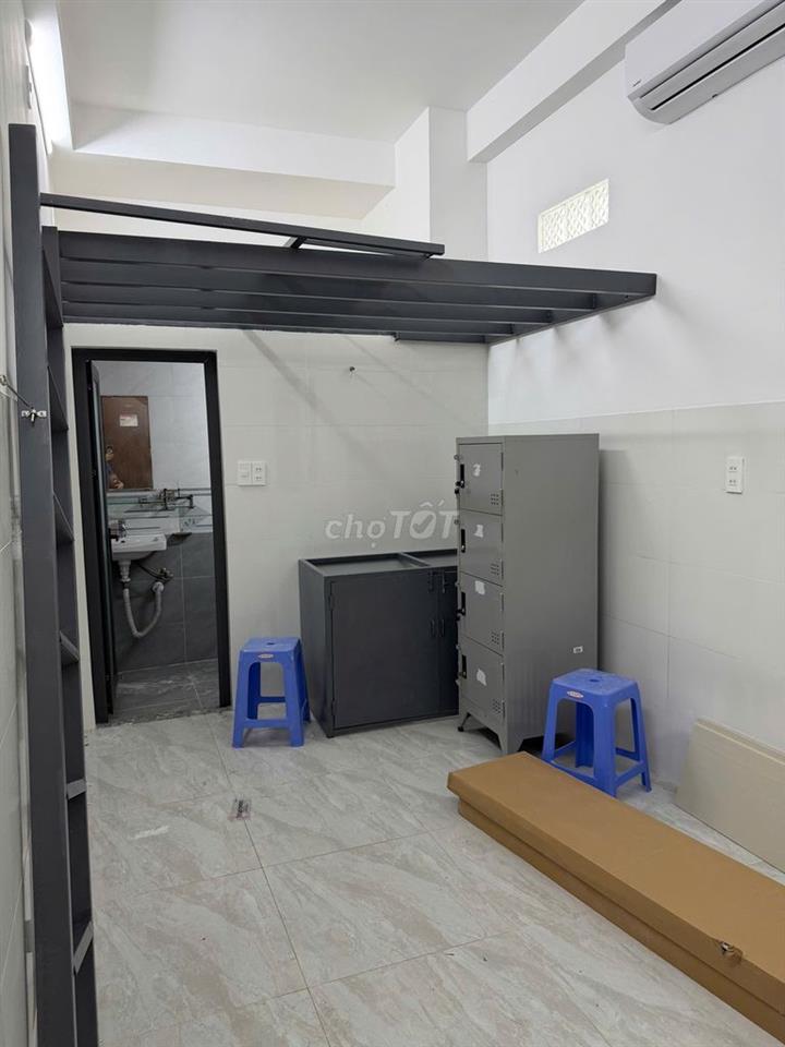 CHDV ngay cổng sau đại học văn lang