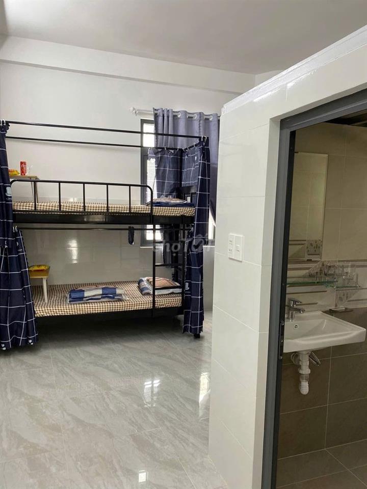 CHDV ngay cổng sau đại học văn lang
