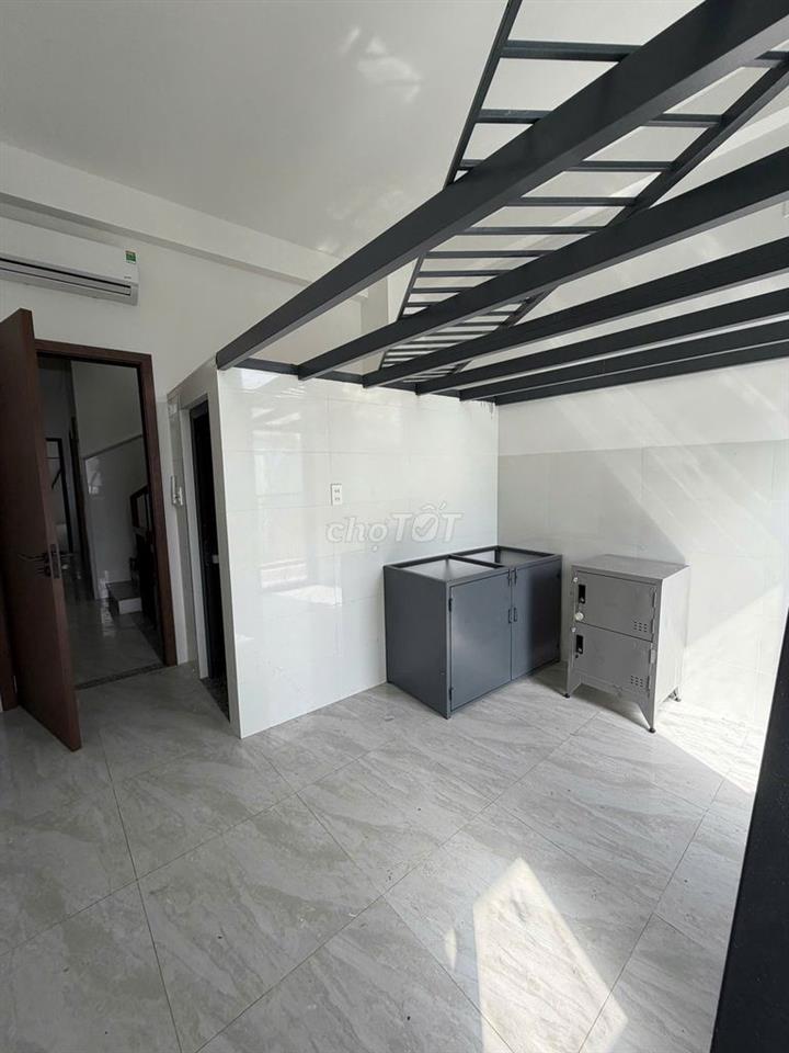 CHDV ngay cổng sau đại học văn lang