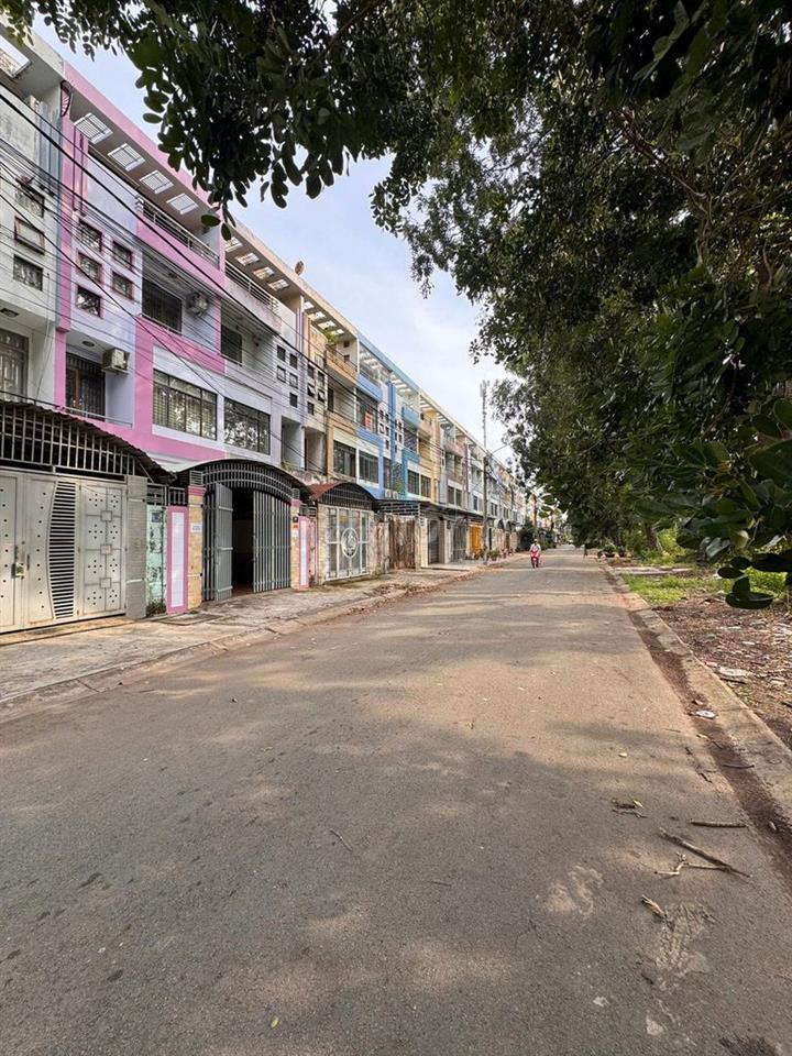 Cho thuê nhà nguyên căn 3 tầng, KDC Tân Đức, Đức Hòa, Long An