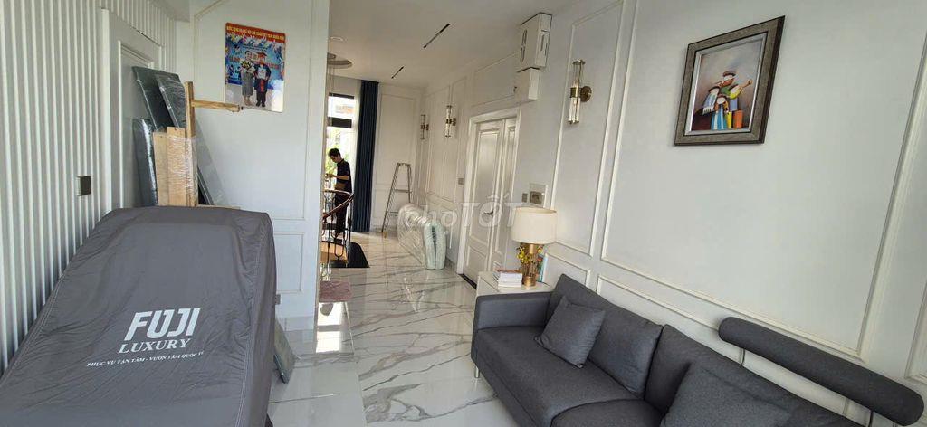 Bán nhà 6 tầng có thang máy nội thất cao cấp - Khu Vinhomes Quận 9 